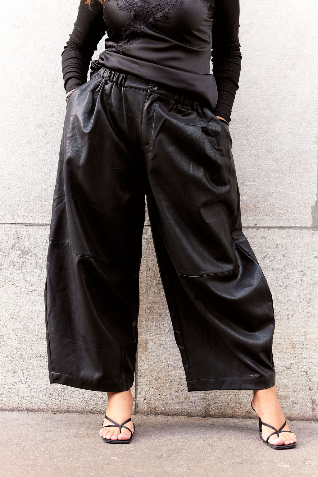 Pantalon simili cuir noir effet balon/oversize