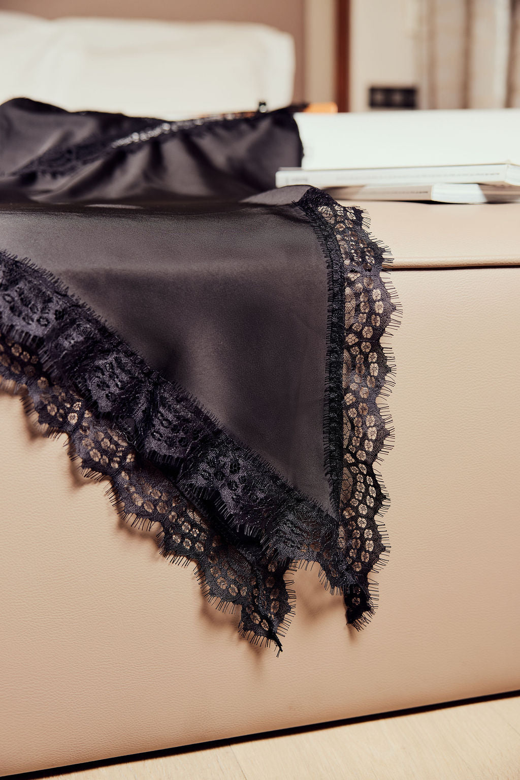 Haut dentelle noir long asymétrique